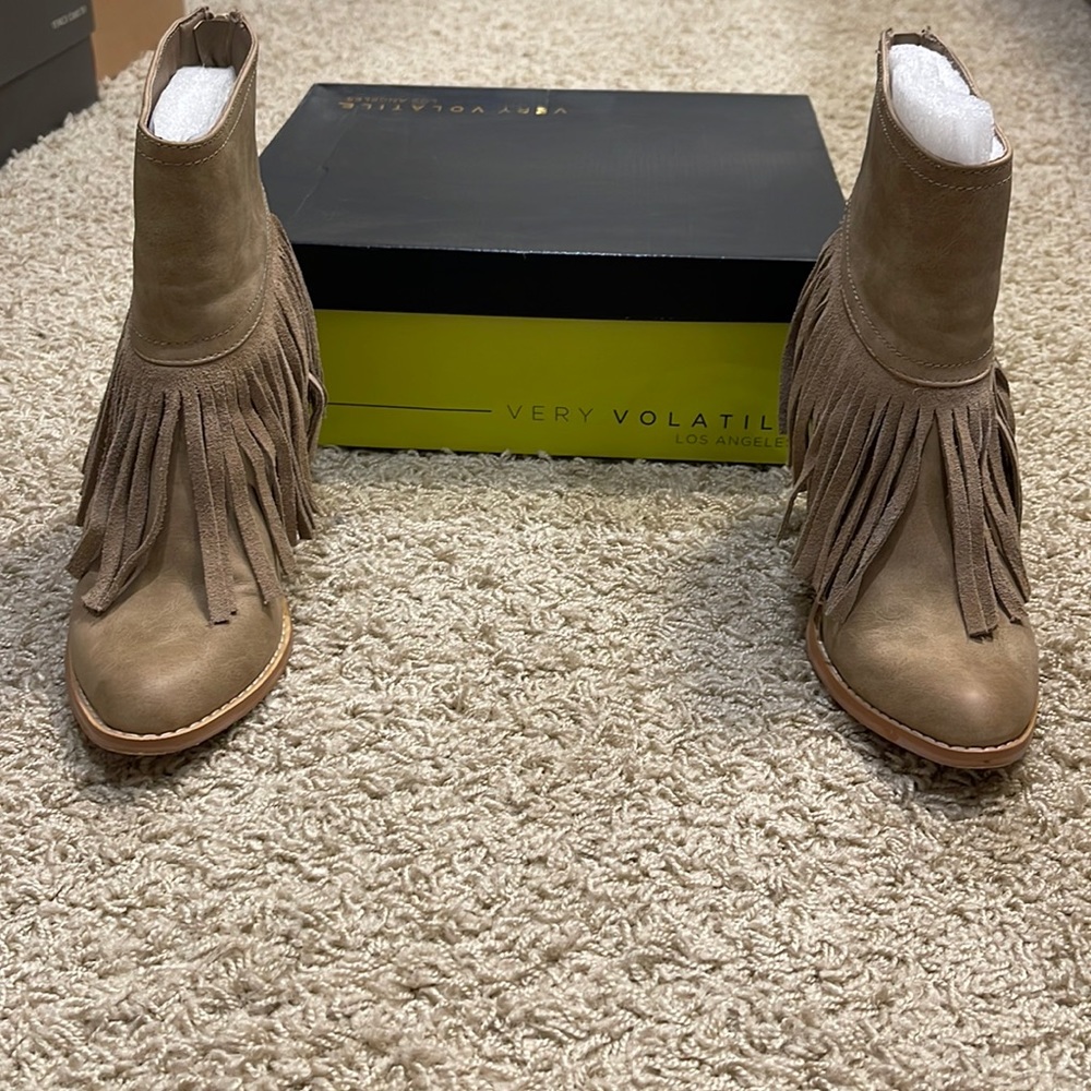 Very Volatile Kylie beige bootie / with shingles/ size 7